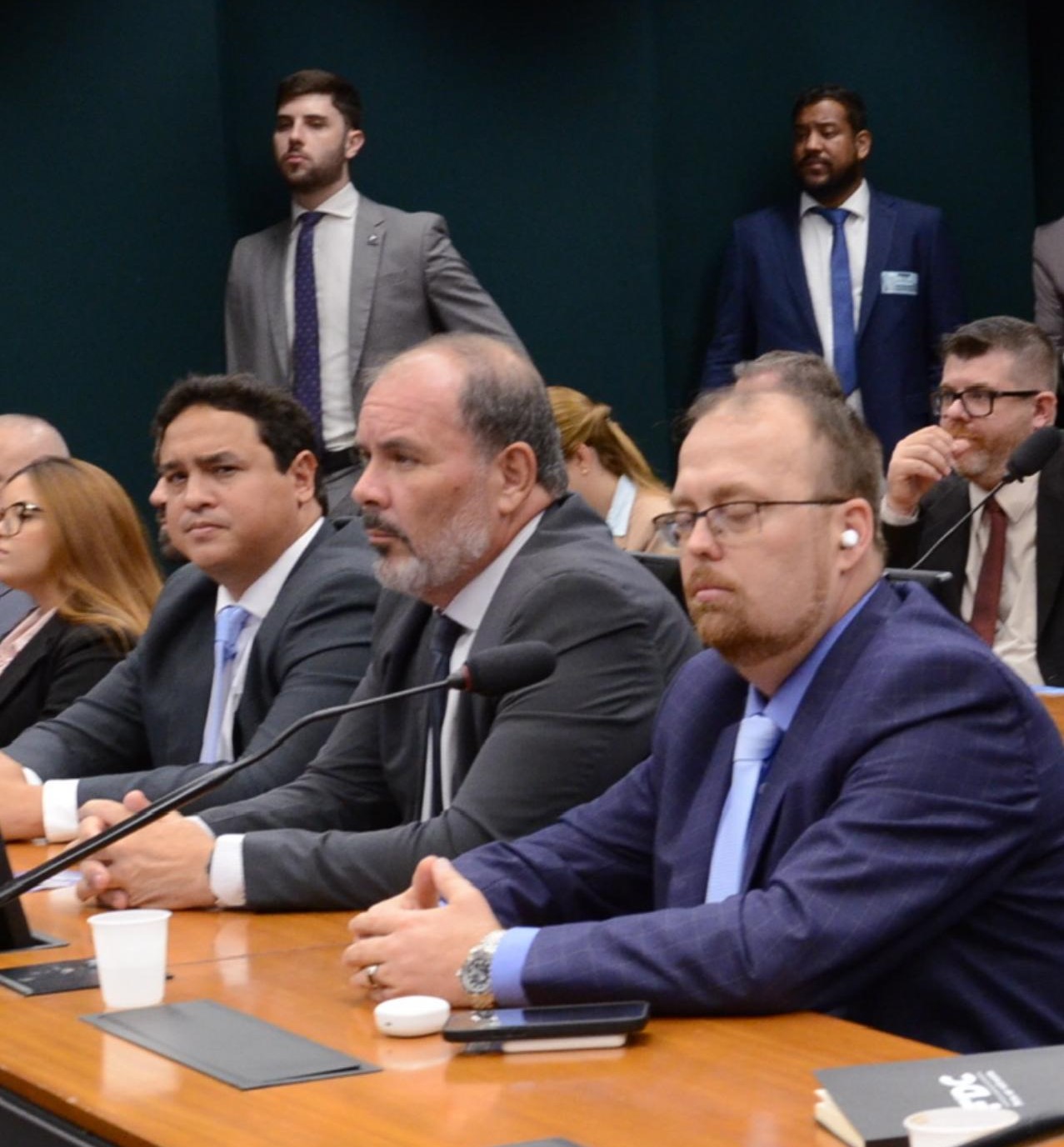 APER debate impactos do fluxo reverso de energia em audiência pública na Câmara